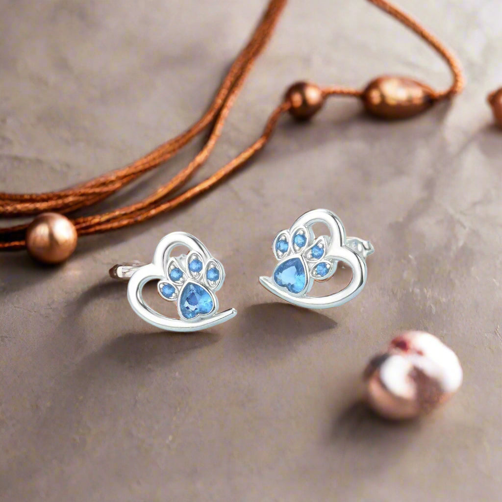 Boucles d'oreilles en forme de cœur incrusté de pattes de chien - Livia