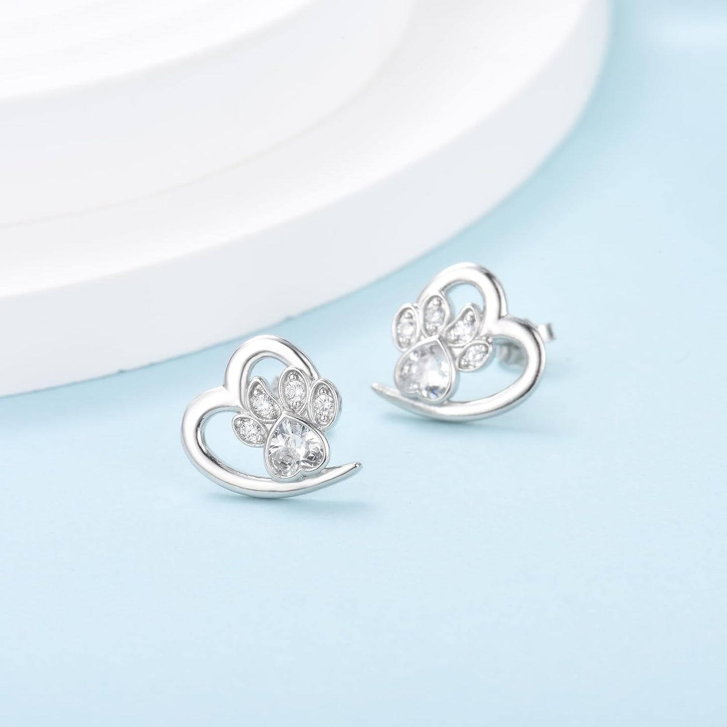 Boucles d'oreilles en forme de cœur incrusté de pattes de chien - Livia