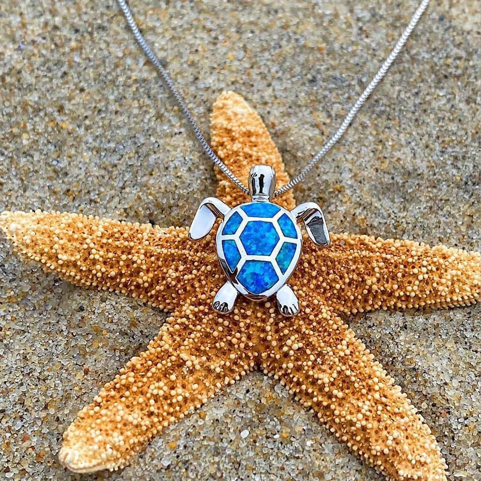 NAIAE - Ensemble en collier et boucles d'oreilles avec tortue de mer en argent et opale