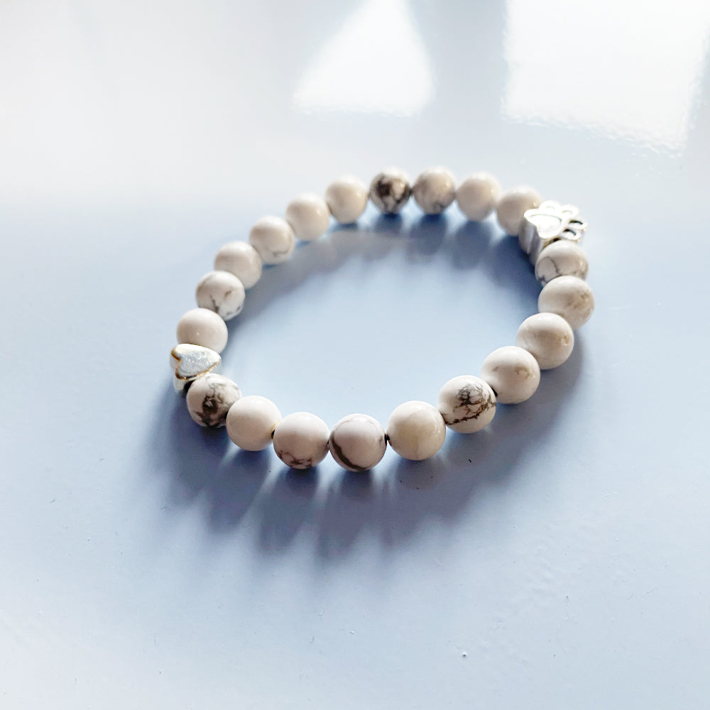 Bracelet Élégant en Pierre Naturelle avec Pendentifs Patte et Cœur – ELARA