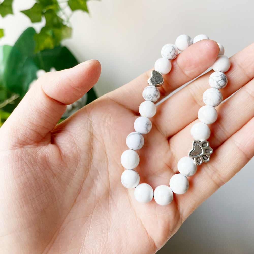 Bracelet Élégant en Pierre Naturelle avec Pendentifs Patte et Cœur – ELARA