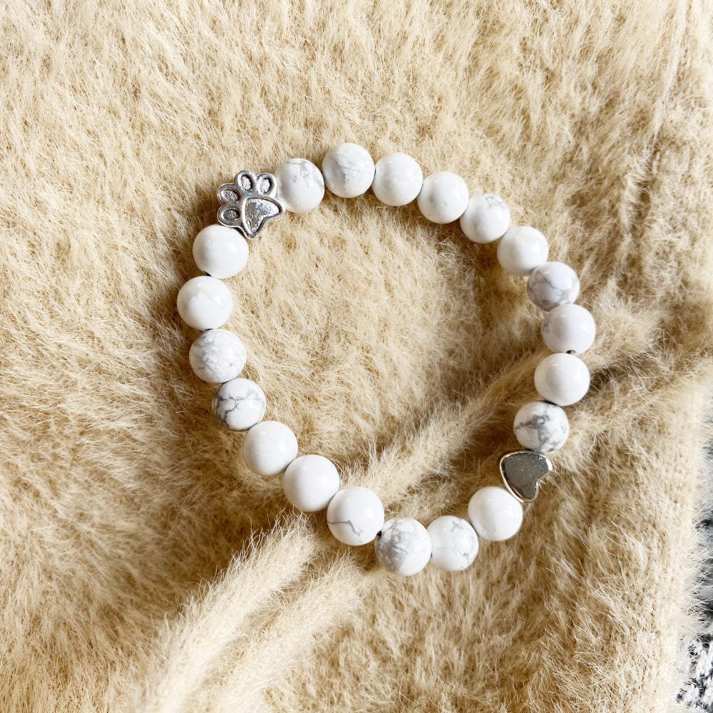 Bracelet Élégant en Pierre Naturelle avec Pendentifs Patte et Cœur – ELARA