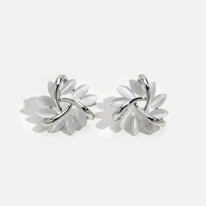 Boucles d'oreilles en cercle avec des pétales d'opale en or